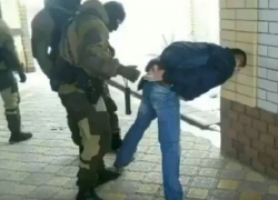 Задержание крупной банды наркоторговцев из 23 человек попало на видео в Ставрополе