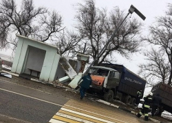 КамАЗ столкнулся с «Киа» и снес остановку на Ставрополье