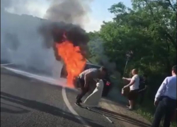 Водитель вспыхнувшей "Приоры" под Ставрополем в последний момент успел выскочить из пламени и попал на видео