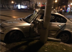Очевидцы сняли на видео последствия столкновения BMW со столбом в центре Ставрополя