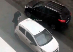 Неадекватное поведение мужчины сняли на видео в Ставрополе 