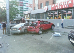 Страшная авария с повреждением шести машин на парковке произошла в Ставрополе