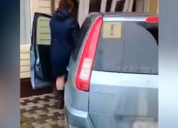 Женщина на иномарке въехала в административное здание на Ставрополье