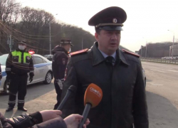 Сотрудники ставропольской Госавтоинспеции проверяют спецпропуска на дорогах края