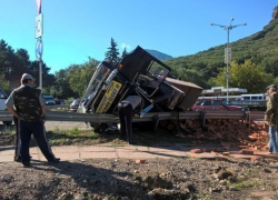 В Железноводске перевернулся грузовик с кирпичами