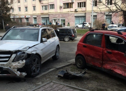 Водитель «Мерседеса» сбежал после аварии с двумя иномарками в Ставрополе 