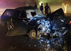 На Ставрополье "ВАЗ" столкнулся с движущимся перед ним "КамАЗом": двое погибли, двое в реанимации