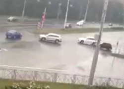 Тройное ДТП с внедорожниками на крупном перекрестке назвали "смешным" ставропольцы