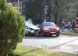 Элитная BMW столкнулась с легковушкой на перекрестке в центре Ставрополя 