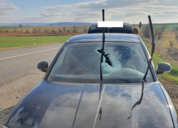 На Ставрополье в салон авто с женщиной и детьми влетел железный осколок другой машины