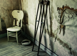 Житель Ставрополья пытался расправиться с пенсионеркой костылями