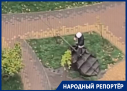 Неадекват с ножом появился на детской площадке и напугал жителей юга Ставрополя