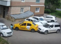 Любопытный таксист засмотрелся на девушку и въехал в иномарку в Ставрополе