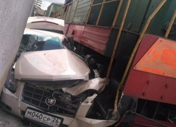 Тепловоз раздавил "Кадиллак" в промзоне Пятигорска