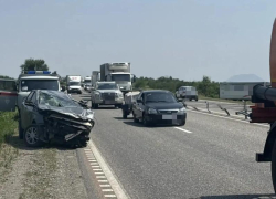Жуткая авария легковушки с фурой произошла под Минводами 1 августа: есть пострадавшие