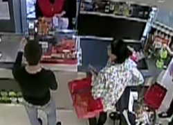 Хитрый покупатель попросил товарища расплатиться за алкоголь картой с неверным пин-кодом на Ставрополье