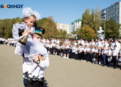 Нагрудный знак, удостоверение и 500 тысяч рублей могут получить заслуженные учителя на Ставрополье 