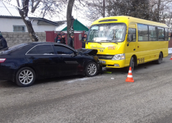 Иномарка врезалась в рейсовый автобус в Кисловодске