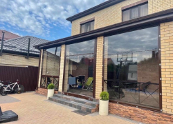 Установка мягких окон для летних беседок, веранд, кафе и глэмпинг шатров 