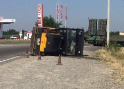 Прилег отдохнуть: дорожный каток непонятным образом перевернулся на бок посреди трассы на Ставрополье