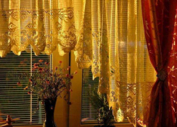 Воришки украли из дома хозяйки занавески и косметику