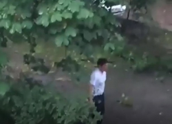 Процесс закладки наркотиков в кустах снял на видео очевидец в Пятигорске