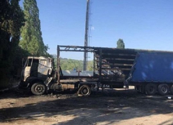 Беспощадный огонь практически полностью уничтожил фуру на Ставрополье 