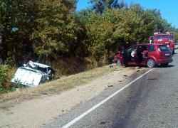 На Ставрополье в ДТП попали две легковушки: погибли 2 человека
