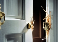 Несовершеннолетние воры украли коллекционные модели игрушечных автомобилей в Пятигорске