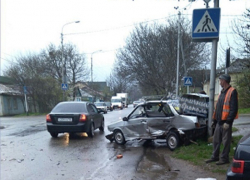 Две отечественные «легковушки» жестко встретились на перекрестке в Ставрополе