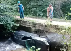 Под Кисловодском у «Замка коварства и любви» машина рухнула в реку: двое пострадавших были пьяны