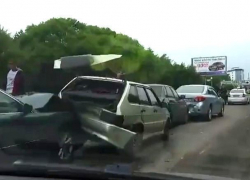 "Бутерброд" из четырех машин в массовом ДТП перекрыл проезд к центру Ставрополя и попал на видео