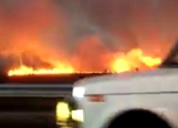 Бушующее на сотни метров пламя вдоль трассы под Невинномысском сняли на видео очевидцы