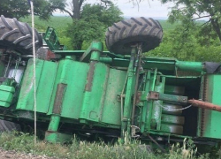 Водитель внезапно перевернул комбайн на трассе Кочубей - МинВоды