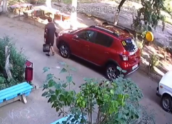 В Ставрополе пенсионерка поцарапала чужую машину