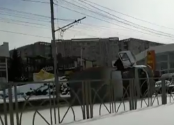 Перевернутый грузовик создал пробку на проспекте Кулакова в Ставрополе