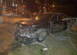 "Ауди-8" врезалась в "Мазду" и снесла ограду в центре Ставрополя - три человека пострадали