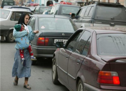 Ставропольчанку-попрошайку с детьми задержали в Нальчике