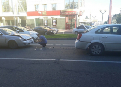 "Приора" влетела в иномарку в центре Ставрополя 