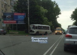 Пассажирский ПАЗ врезался в столб на центральной улице в Ставрополе
