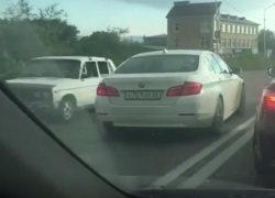 Автохам на белой иномарке объезжал пробку через две сплошные в Пятигорске и попал на видео