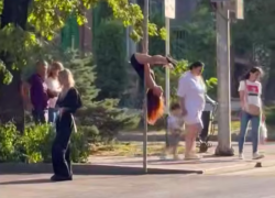 Ножкой хоба! Девушка устроила шоу у пешеходного перехода в Ставрополе 