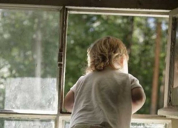 Двое маленьких детей выпали из окон в Ставрополе