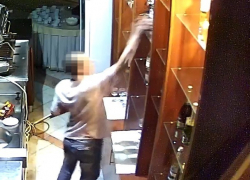 Неудачная попытка разборчивового вора вынести из гостиницы несколько бутылок с алкоголем попала на видео