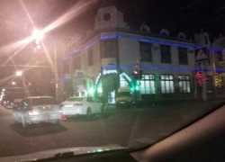 Маршрутное такси врезалось в аптеку Байгера в Ставрополе