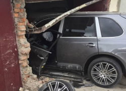 «Лётчик» на элитной иномарке "приземлился" в ворота чужого гаража на Ставрополье