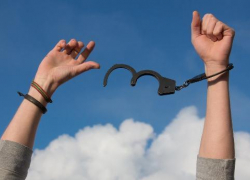 Популярный трюк со сдачей привел женщину к задержанию 