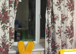 Появились фотографии квартиры и окна, откуда выпал двухлетний мальчик в Ставрополе 