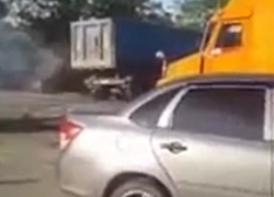 Тяжелый грузовик снес иномарку во время пожара на трассе Ставрополья и попал на видео