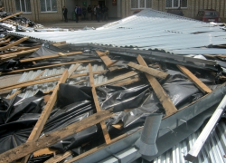 Ураган сорвал крышу с Дома культуры в одном из сел Ставрополья